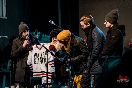 Members of Walk Off The Earth receive Taylor's hockey jersey. They retired the number in honour of Taylor's memory.